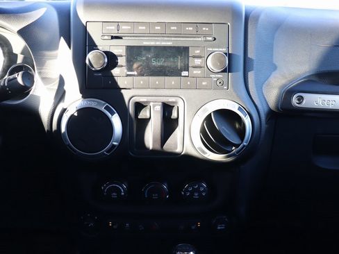 Used 2017 Jeep Wrangler Sahara image 11