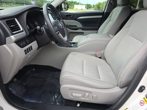 Used 2017 Toyota Highlander Plus FWD image 25