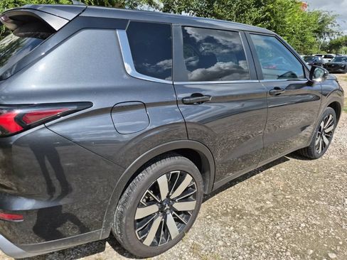 Used 2025 Mitsubishi Outlander AWD image 3
