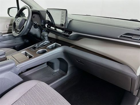 Used 2021 Toyota Sienna LE image 29