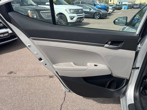 Used 2017 Hyundai Elantra SE FWD image 11