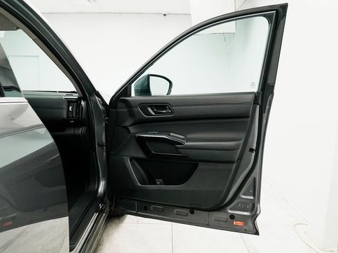 Used 2025 Nissan Pathfinder SV image 19