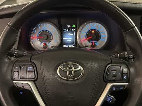Used 2018 Toyota Sienna SE Premium FWD image 16