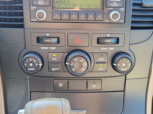 Used 2011 Kia Sedona LX FWD image 30