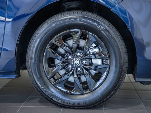 Used 2025 Toyota Sienna XLE FWD image 19