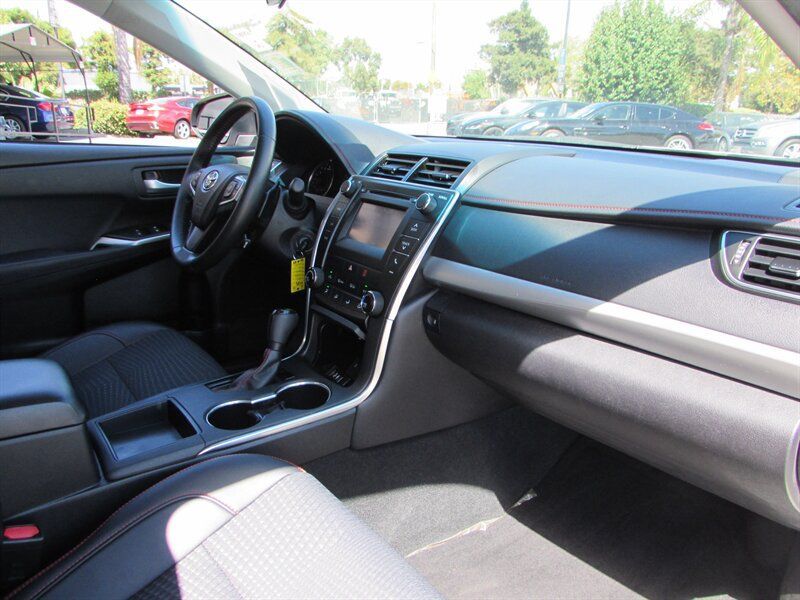Used 2015 Toyota Camry SE w/ Moonroof Package FWD image 28