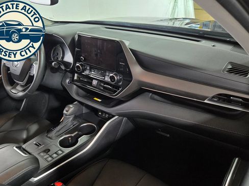 Used 2024 Toyota Highlander XLE AWD/4WD image 42