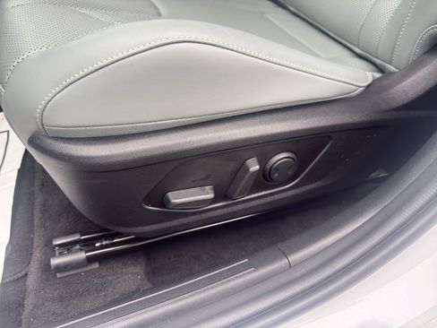 Used 2025 Hyundai Elantra Limited FWD image 11