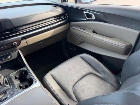 Used 2025 Kia Carnival FWD image 21