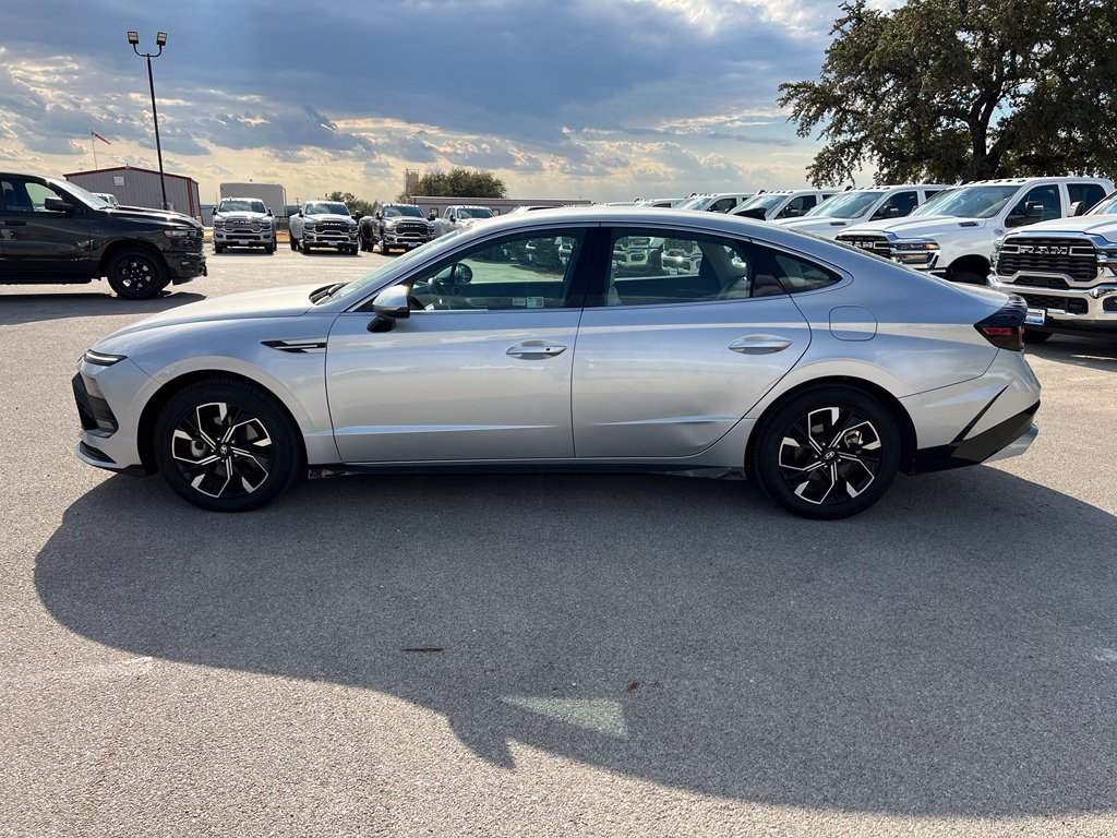 Used 2025 Hyundai Sonata SEL FWD image 2