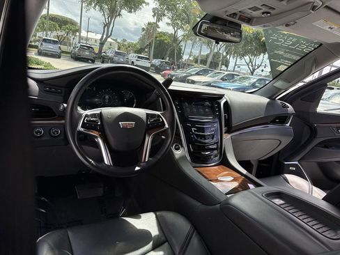 Used 2020 Cadillac Escalade Luxury AWD/4WD image 35