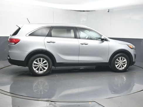 Used 2016 Kia Sorento LX image 8