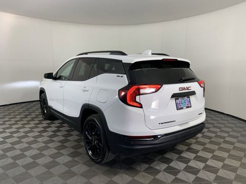 Used 2024 GMC Terrain SLE w/ Driver Convenience Package image 7