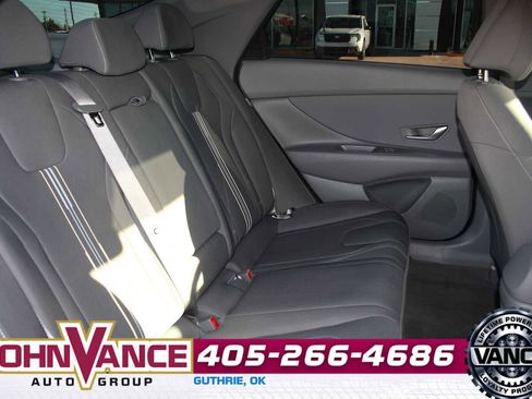 Used 2025 Hyundai Elantra SEL image 16