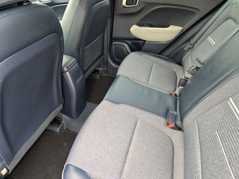 Used 2022 Hyundai Venue Limited FWD image 29