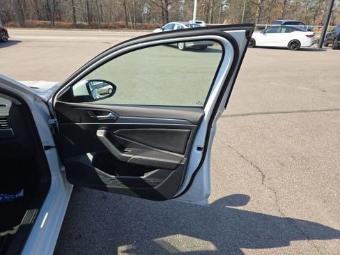 Used 2024 Volkswagen Jetta SE w/ Panoramic Sunroof Package image 33
