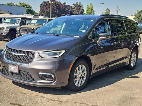 Used 2022 Chrysler Pacifica Touring-L FWD image 3