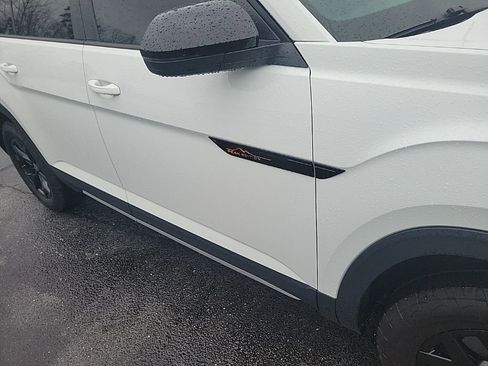 Used 2024 Volkswagen Atlas Peak Edition SE image 7