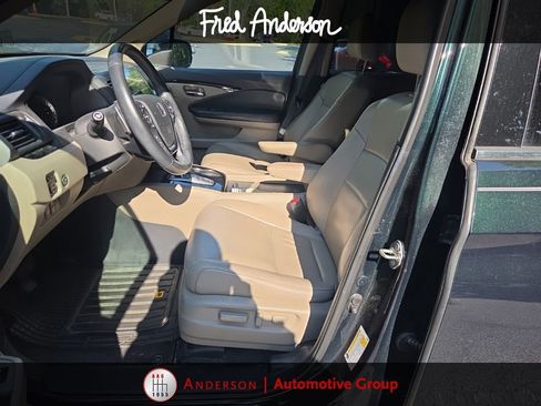 Used 2018 Honda Pilot Touring image 2