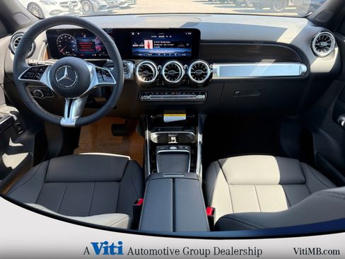 Used 2025 Mercedes-Benz GLB 250 4MATIC image 2