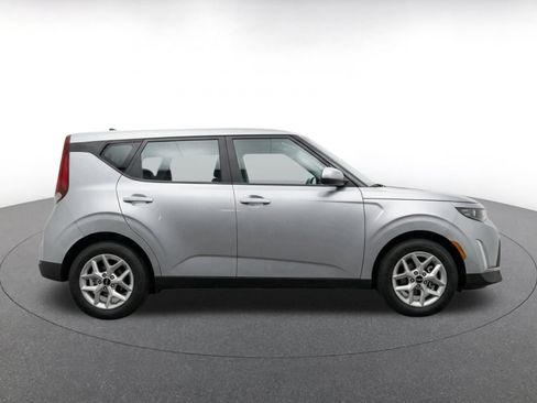 Used 2025 Kia Soul LX w/ LX Technology Package FWD image 14