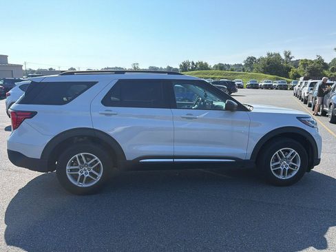 Used 2025 Ford Explorer Active AWD/4WD image 6