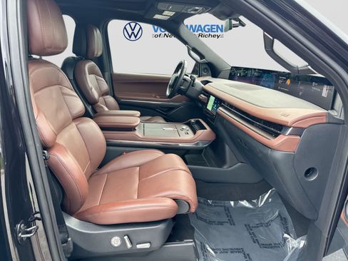 Used 2025 Lincoln Navigator Reserve AWD/4WD image 28