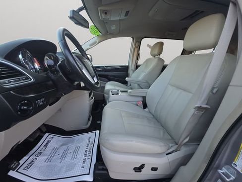 Used 2015 Chrysler Town & Country Touring image 10