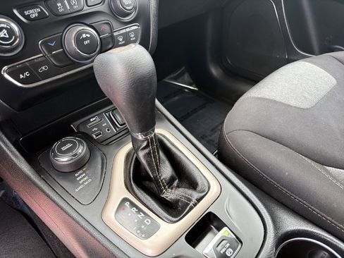 Used 2017 Jeep Cherokee Sport AWD/4WD image 23