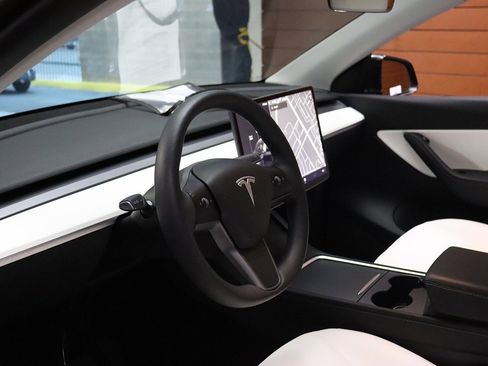 Used 2021 Tesla Model Y Long Range image 23