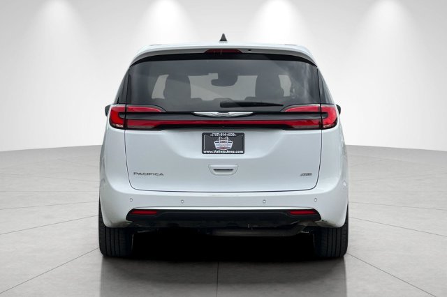 Used 2023 Chrysler Pacifica Touring-L AWD/4WD image 5
