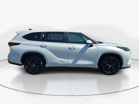 Used 2024 Toyota Highlander LE FWD image 2