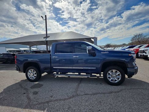 Used 2024 Chevrolet Silverado 2500 High Country w/ Technology Package image 9