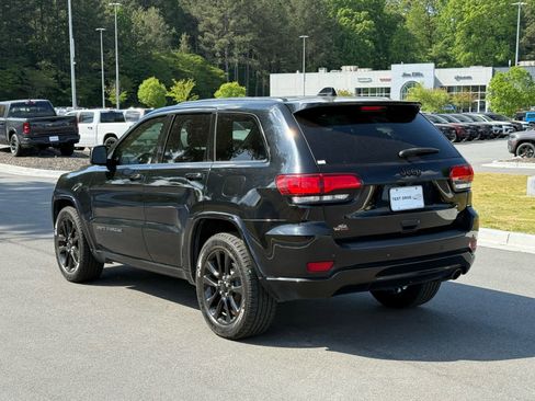 Used 2020 Jeep Grand Cherokee Altitude RWD image 3