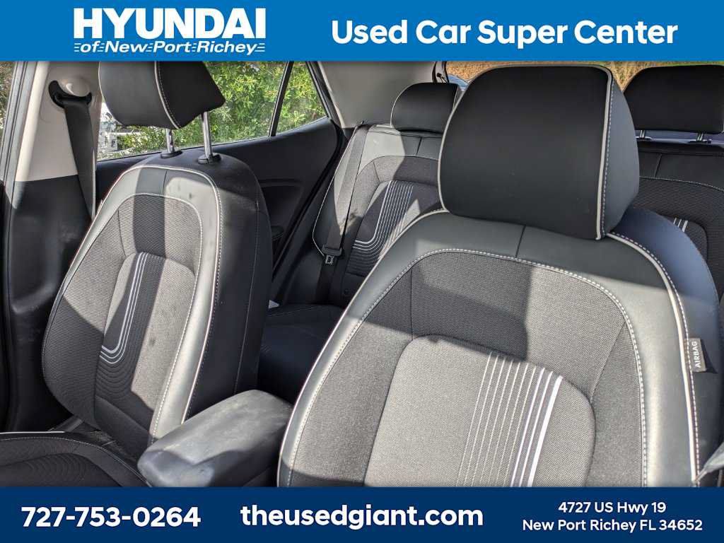 Used 2025 Hyundai Venue Limited FWD image 3