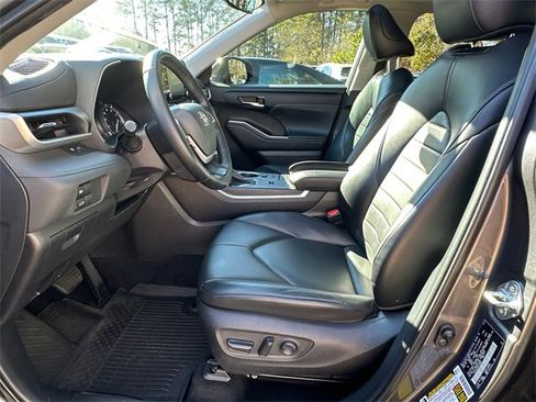 Used 2022 Toyota Highlander XLE image 9