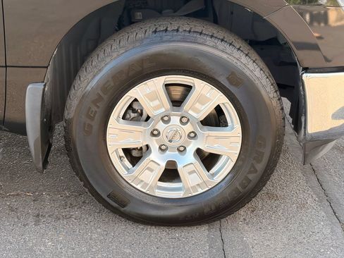 Used 2018 Nissan Titan SV w/ SV Convenience Package AWD/4WD image 9