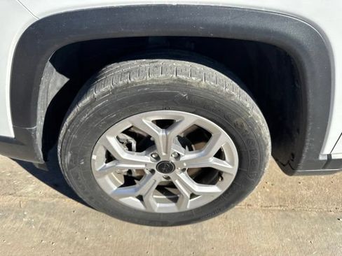 Used 2025 Jeep Compass Latitude w/ Sun & Sound Group AWD/4WD image 16