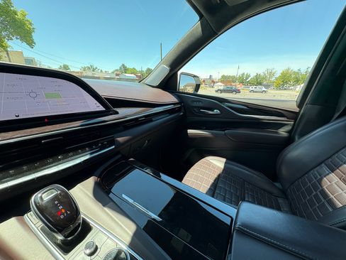 Used 2022 Cadillac Escalade ESV Sport Platinum w/ Heavy-Duty Trailer Package AWD/4WD image 19