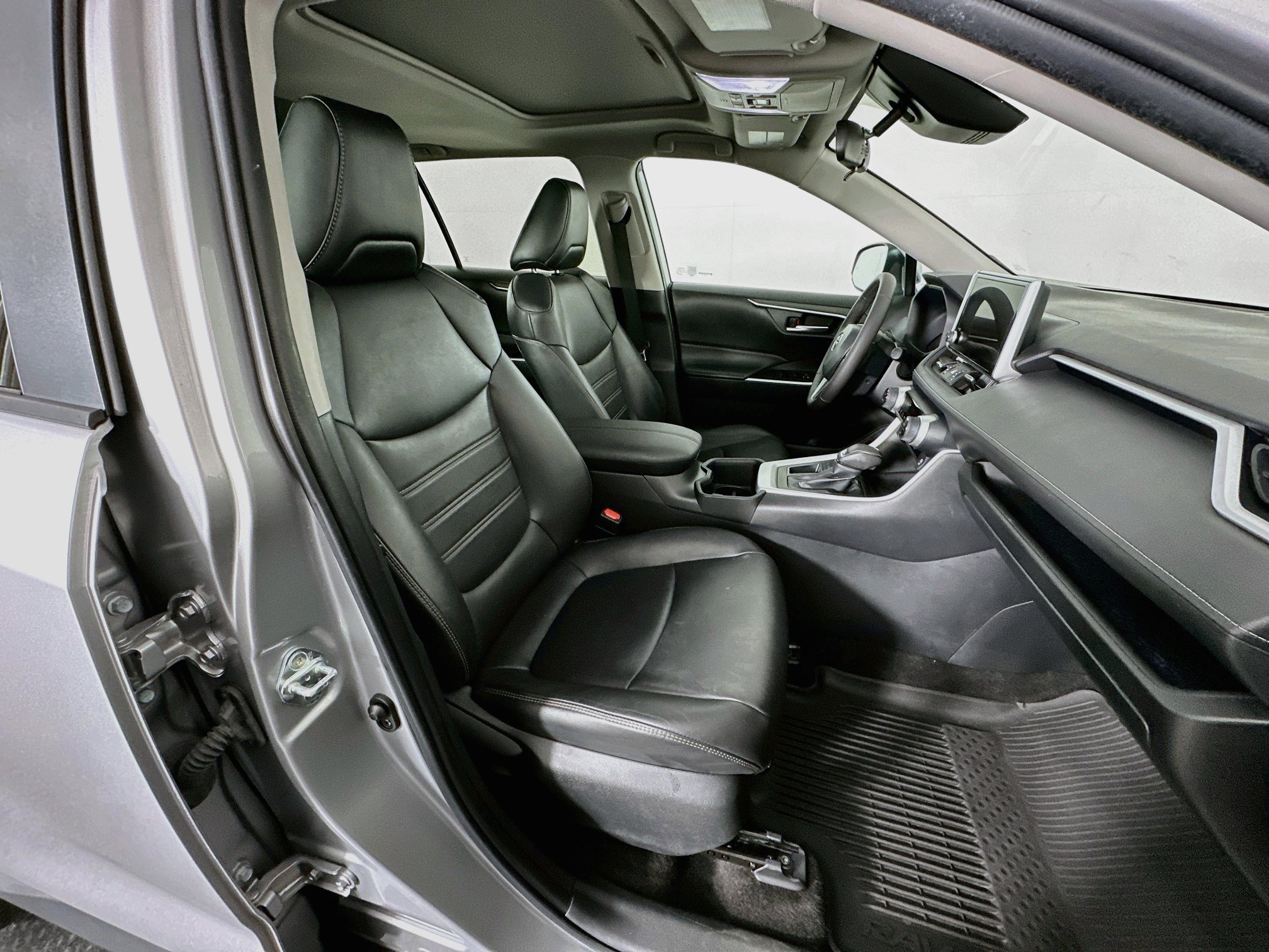 Used 2023 Toyota RAV4 XLE Premium FWD image 31