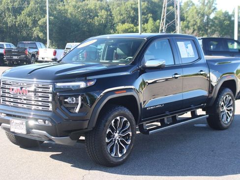 Used 2024 GMC Canyon Denali AWD/4WD image 3