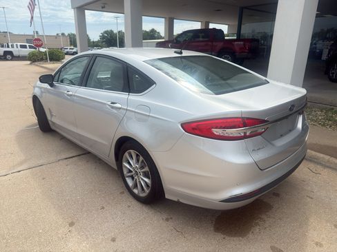 Used 2017 Ford Fusion SE FWD image 11