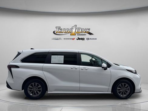 Used 2023 Toyota Sienna LE FWD image 9