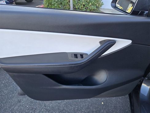 Used 2022 Tesla Model Y Performance image 16