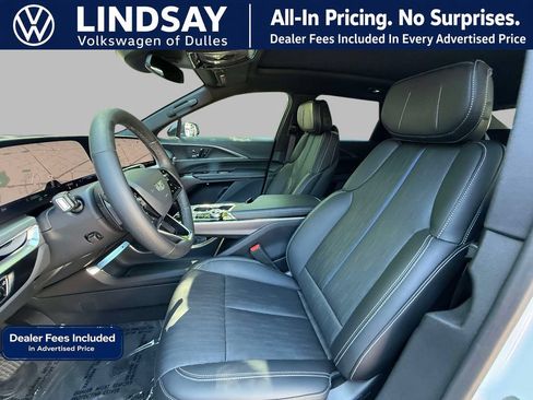 Used 2025 Cadillac Lyriq Luxury AWD/4WD image 3