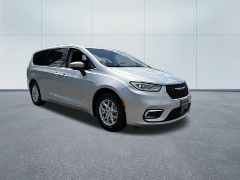 Used 2023 Chrysler Pacifica Touring-L FWD image 4
