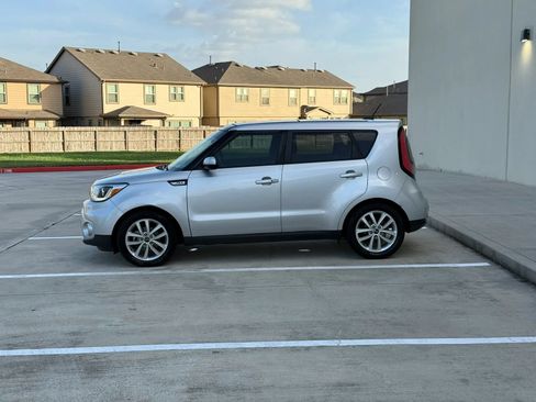 Used 2019 Kia Soul + w/ Primo Package FWD image 4