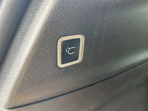 Used 2023 Chrysler Pacifica Limited w/ Uconnect Theater Family Group FWD image 7