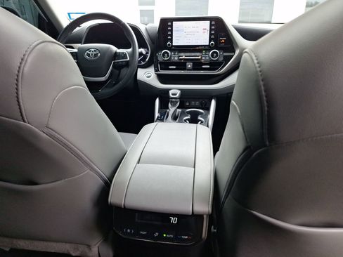Used 2022 Toyota Highlander XLE image 33