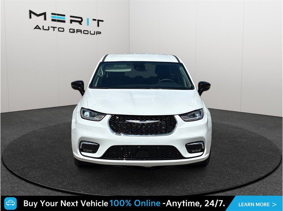 Used 2024 Chrysler Pacifica Limited FWD image 3